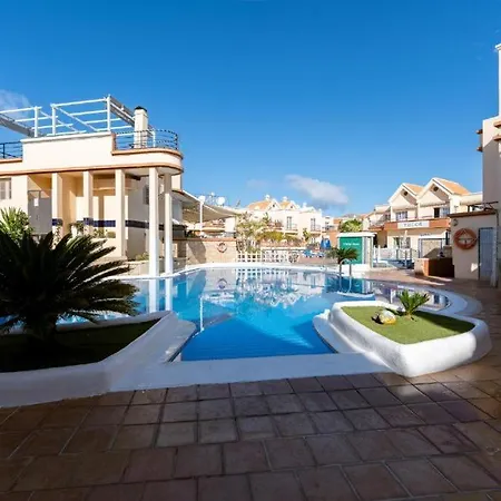 דירה Terrace & Pool Hideaway *